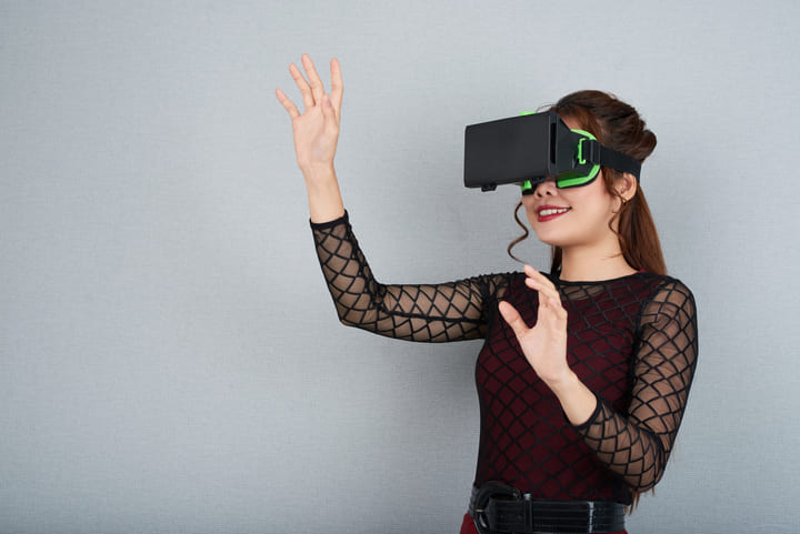 foto de menina usando óculos de realidade virtual, representando as tendências no atendimento ao cliente