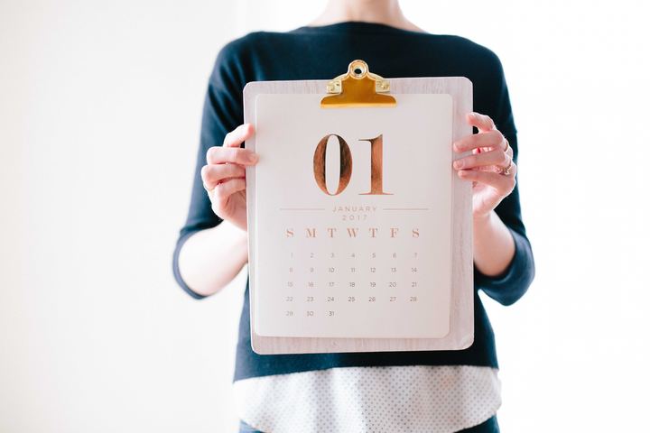 foto de mulher segurando um calendário sazonal