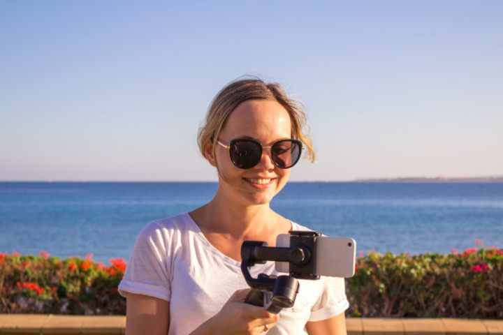 foto de menina fazendo um instagram live na praia