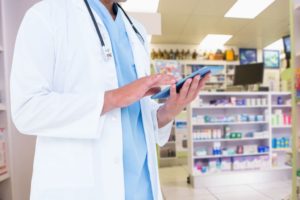 foto de um farmaceutico com um tablet representando o e-commerce para farmacia